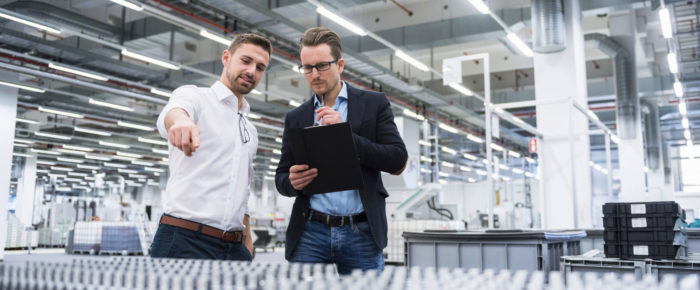 Evaluación técnica de seguridad siendo realizada por dos técnicos