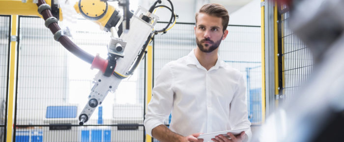 Ingeniero realizando una Verificación de las funciones de seguridad