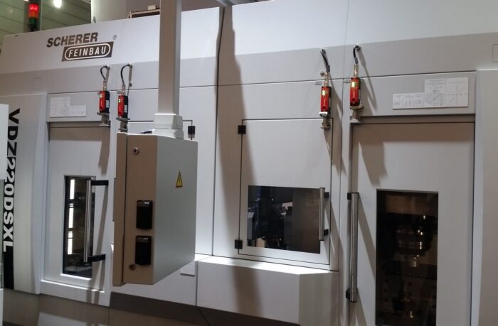 Interruptor de seguridad CET conectado en serie en una máquina con otros tres CET