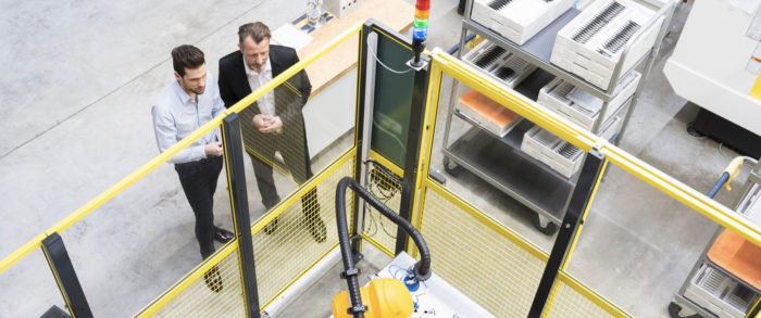 Ingenieros realizando una inspección durante una adecuación de maquinaria