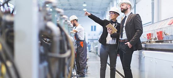 Técnicos realizando inspecciones de máquinas e instalaciones