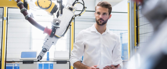 Técnico tomando notas en una reconversión de máquinas